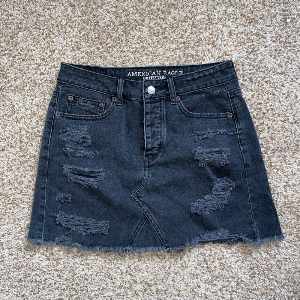 Black high waisted jean skirt from American eagle. Has 5 buttons.